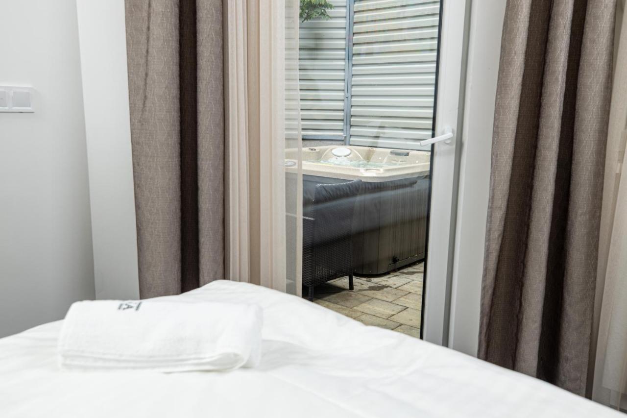 Arena Deluxe & Hotel